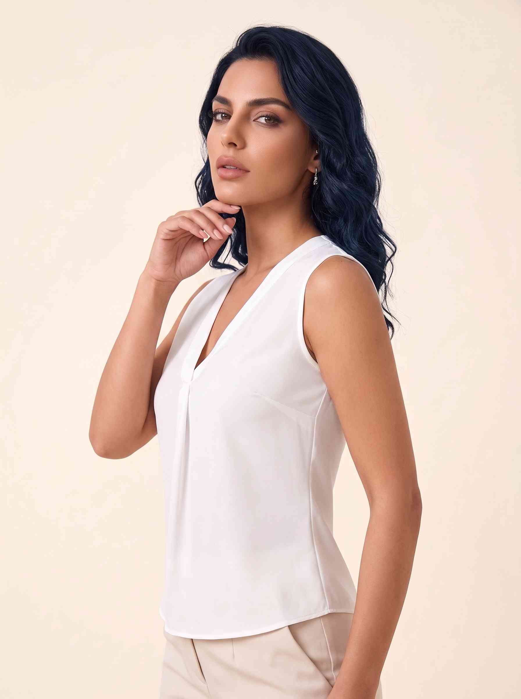 Claritas Ön Pili Detaylı İpek Hissiyatlı Kolsuz Beyaz Bluz
