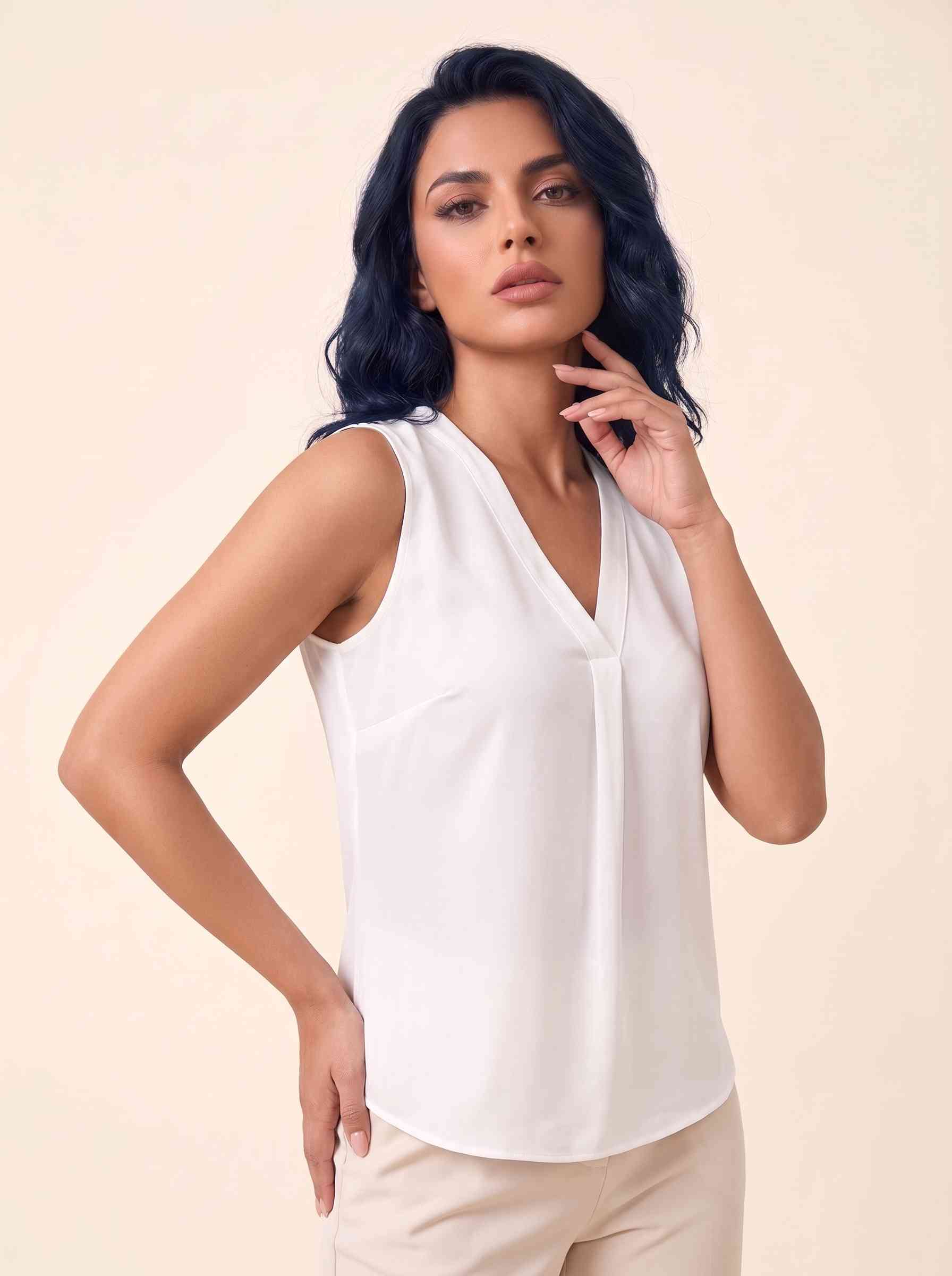 Claritas Ön Pili Detaylı İpek Hissiyatlı Kolsuz Beyaz Bluz