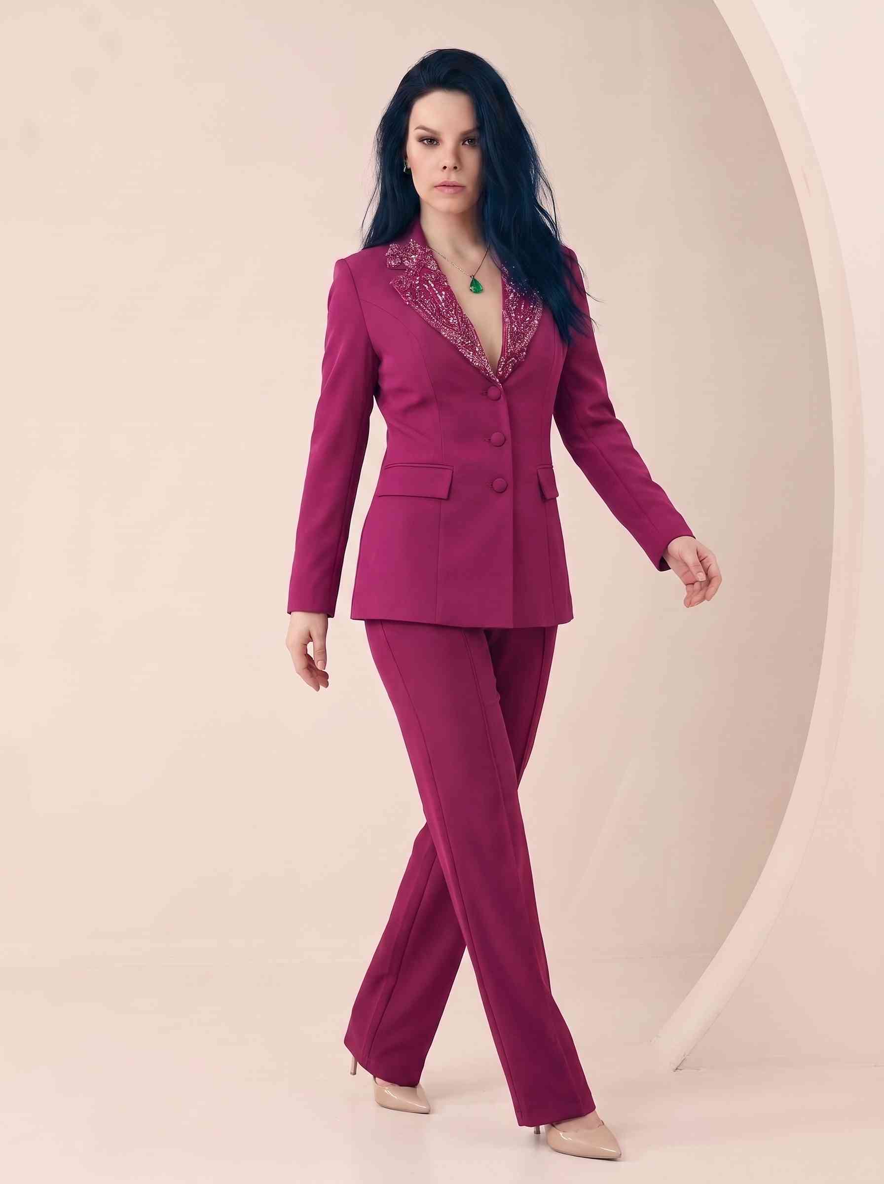 Fulgora Yoğun Kristal Pave Yaka İşlemeli Magenta Kruvaze Form Ceket - Geniş Paça Pantolon Takım